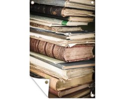 Tuinposter 60x90 cm - Tuindecoratie Een hoge stapel antieke boeken in een kast - Poster voor in de tuin - Buiten decoratie - Schutting tuinschilderij - Tuindoek muurdecoratie - Wanddecoratie balkondoek