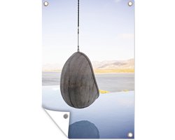 Tuinposter 80x120 cm - Tuindecoratie Een hangende stoel boven een oneindig zwembad - Poster voor in de tuin - Buiten decoratie - Schutting tuinschilderij - Tuindoek muurdecoratie - Wanddecoratie balkondoek