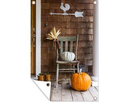 Tuinposter 80x120 cm - Tuindecoratie Pompoen - Stoel - Huis - Poster voor in de tuin - Buiten decoratie - Schutting tuinschilderij - Tuindoek muurdecoratie - Wanddecoratie balkondoek