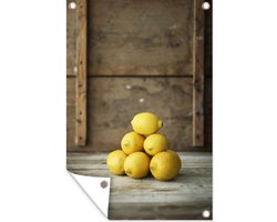 Tuinposter 80x120 cm - Tuindecoratie Stapel van gele citroenen voor een rustieke kist - Poster voor in de tuin - Buiten decoratie - Schutting tuinschilderij - Tuindoek muurdecoratie - Wanddecoratie balkondoek