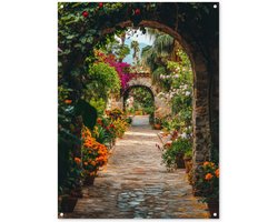 Tuinposter 90x120 cm - Tuindecoratie Doorkijk - Bloemen - Poort - Stenen - Poster voor in de tuin - Buiten decoratie - Schutting tuinschilderij - Tuindoek muurdecoratie - Wanddecoratie balkondoek