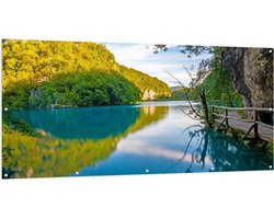 Tuinposter – Blauwkleurig Meer onder aan de Berg met Groene Bomen - 200x100 cm Foto op Tuinposter (wanddecoratie voor buiten en binnen)