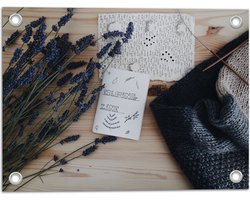Tuinposter – Bloemen - Lavendel - Tafel - Hout - Tekening - Papier - Tekst - Wol - Breien - 40x30 cm Foto op Tuinposter (wanddecoratie voor buiten en binnen)