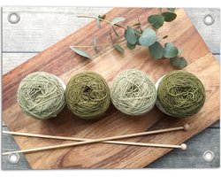 Tuinposter – Bollen Wol in Groene Tinten op Houten Bord - 40x30 cm Foto op Tuinposter (wanddecoratie voor buiten en binnen)