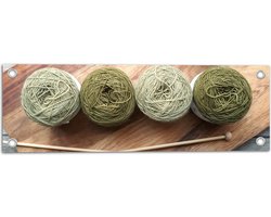 Tuinposter – Bollen Wol in Groene Tinten op Houten Bord - 60x20 cm Foto op Tuinposter (wanddecoratie voor buiten en binnen)