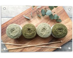 Tuinposter – Bollen Wol in Groene Tinten op Houten Bord - 60x40 cm Foto op Tuinposter (wanddecoratie voor buiten en binnen)