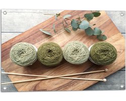 Tuinposter – Bollen Wol in Groene Tinten op Houten Bord - 75x50 cm Foto op Tuinposter (wanddecoratie voor buiten en binnen)