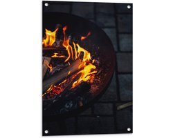 Tuinposter – Brandend Hout in Vuurkorf - 60x90cm Foto op Tuinposter  (wanddecoratie voor buiten en binnen)