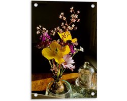 Tuinposter – Paars/Geel Bloemboeket op Salontafel - 40x60cm Foto op Tuinposter  (wanddecoratie voor buiten en binnen)