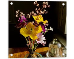 Tuinposter – Paars/Geel Bloemboeket op Salontafel - 50x50cm Foto op Tuinposter  (wanddecoratie voor buiten en binnen)