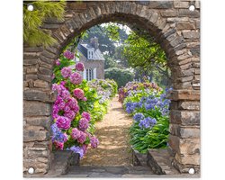 Tuinposter poort - Doorkijk - Hortensia - Bloemen - Natuur - Huis - Zomer - Tuindoek - Tuin - Schuttingdoek - 50x50 cm - Schutting decoratie - Tuindecoratie - Tuinschilderij voor buiten - Buitenposter