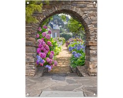 Tuinposter poort - Doorkijk - Hortensia - Bloemen - Natuur - Huis - Zomer - Tuindoek - Tuin - Schuttingdoek - 60x80 cm - Schutting decoratie - Tuindecoratie - Tuinschilderij voor buiten - Buitenposter