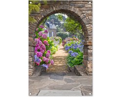 Tuinposter poort - Doorkijk - Hortensia - Bloemen - Natuur - Huis - Zomer - Tuindoek - Tuin - Schuttingdoek - 60x90 cm - Schutting decoratie - Tuindecoratie - Tuinschilderij voor buiten - Buitenposter