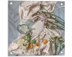 Tuinposter – Satijnen Hemdje met Bloemen en Eten - 50x50cm Foto op Tuinposter  (wanddecoratie voor buiten en binnen)