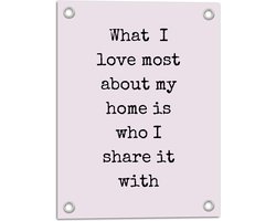 Tuinposter – Tekst: ''What I Love Most About My Home Is Who I Share It With'' Roze - 30x40 cm Foto op Tuinposter (wanddecoratie voor buiten en binnen)