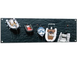 Tuinposter – Vijf Rubberen Bootjes Dobberend op het Water - 120x40 cm Foto op Tuinposter (wanddecoratie voor buiten en binnen)