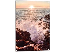 Tuinposter – Zee - Stenen - Rotsen - Water - Schuim - Spetters - Zonsondergang - 70x105 cm Foto op Tuinposter (wanddecoratie voor buiten en binnen)