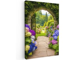 Tuinschilderij voor buiten 40x60 cm - Tuindecoratie Doorkijk - Poort - Hortensia - Bloementuin - Tuinposter op canvas - Tuin muurdecoratie - Buitenschilderij decoratie - Schutting wanddecoratie - Buitencanvas