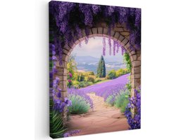 Tuinschilderij voor buiten 50x70 cm - Tuindecoratie Doorkijk - Lavendel - Bloemen - Paars - Poort - Tuinposter op canvas - Tuin muurdecoratie - Buitenschilderij decoratie - Schutting wanddecoratie - Buitencanvas
