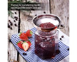 Twee roestvrijstalen trechters voor het overgieten van vloeistoffen zoals olie, jam, conserven en bonen.