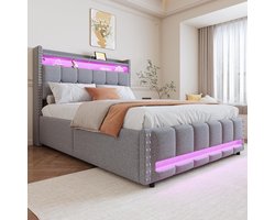 Tweepersoonsbed 140x200 cm Luxe Gestoffeerd Opbergbed met LED Verlichting, USB-Oplaadpunt, Hydraulische Opbergruimte en Hoofdeinde met Planken – Lichtgrijs Linnen Stof – HomebyNicole