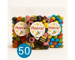 Uitdeelzakjes - 50 stuks - met handige Plakstrip - inclusief Hoera! Stickers - Afmeting 16.5 x 22 cm - Plastic Zakjes - Cellofaanzakjes - Kinderfeestje - Cadeauzakjes - Traktatie Zakjes - Uitdeelzakje voor Feest