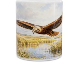 Unieke mok met roofvogel illustratie van een vliegende bruine kiekendief boven het riet - Aquarel natuurtafereel met Hollandse molen - Sfeervolle koffiemok voor vogelspotters en natuurliefhebbers