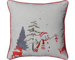 Urbane Hide | Kerst Kussenhoes | Bedrukt & Geborduurd | Sneeuwpop met Rendier & Bomen | 45x45 CM | Katoen | Wit/Rood | Wonen | Woonaccessoires | Sierkussenhoes