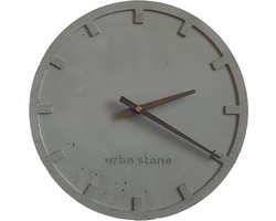 Urbn Stone beton klok - stille minimalistische klok Ø32 - handgemaakt met houten wijzers - stil uurwerk - Gerecycled Beton