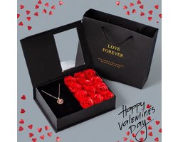 Valentijn Cadeautje - Rozen Giftbox met Ketting - 12x rode zeeprozen met geur - I Love You Ketting in 100 Talen - Ketting Rose Gold - Geschenkset - Valentijn Cadeautje voor Haar