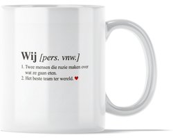 Valentijnsdag Cadeau Mok "Wij" - Grappige Woordenboek Definitie - Ruzie over Eten & Beste Team - Romantisch Cadeautje voor Hem & Haar - Liefde & Humor voor Foodies - Uniek Valentijn Geschenk Partner - 330 ml Wit Keramiek - Lief Rood Hartje