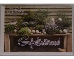 Van harte gefeliciteerd! Een mooie tuintafel vol met bloemen en planten. Een leuke kaart om te geven aan tuinliefhebbers. Een dubbele wenskaart inclusief envelop en in folie verpakt.