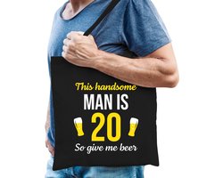 Verjaardag tas 20 jaar - this handsome man is 20 give beer - zwart - heren - twintig cadeau tasje