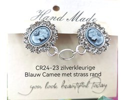 Vestsluiting - clip - Chique - Camee dame in blauw met strasse steentjes omheen - ring in midden - voor - vest - Gehaakt omslagdoek - sjaal - antiek zilverkleurig.