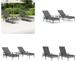 vidaXL Ligbedden 2 st met tafel en kussens poly rattan grijs - Ligstoel - Ligstoelen - Ligbed - Terrasstoel