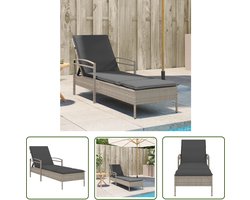 vidaXL Loungebed - Ligbed - Ligbed met kussen 63x200x81 cm poly rattan lichtgrijs - Tuinset - Buitendecoratie - Outdoor Furniture