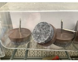 viltglijder met spijker voor meubels. bruin. 20mm. breed. 32 stuks. diverse merken.