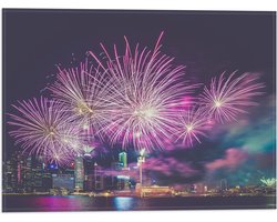 Vlag - Paars Gekleurd Vuurwerk boven Gebouwen in de Stad - 40x30 cm Foto op Polyester Vlag