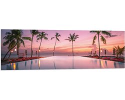 Vlag - Palmbomen bij Ligbedden aan het Water tijdens de Avondzon - 120x40 cm Foto op Polyester Vlag