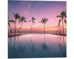 Vlag - Palmbomen bij Ligbedden aan het Water tijdens de Avondzon - 50x50 cm Foto op Polyester Vlag
