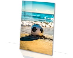 Voetbal op het strand - Strand schilderij op glas - Schilderij voetbal - Hyperrealisme - Schilderij acrylglas - Woonkamer accessoires - acrylglas 30x45 cm
