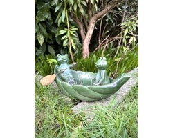 Vogelvoederschaal blad met kikkers groen 13 cm hoog - keramiek - frogs - hoogkwalitatieve kunststof - decoratiefiguur - interieur - accessoire - voor binnen en buiten - cadeau - geschenk - tuinfiguur - tuinbeeldje - tuindecoratie