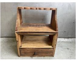 Vol houten rek met lade