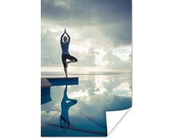 Vrouw beoefend yoga in de buurt van een zwembad poster 80x120 cm - Foto print op Poster (wanddecoratie woonkamer / slaapkamer)
