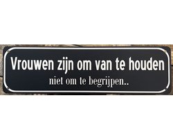 Vrouwen houden Reclamebord van metaal METALEN-WANDBORD - MUURPLAAT - VINTAGE - RETRO - HORECA- BORD-WANDDECORATIE -TEKSTBORD - DECORATIEBORD - RECLAMEPLAAT - WANDPLAAT - NOSTALGIE -CAFE- BAR -MANCAVE- KROEG- MAN CAVE