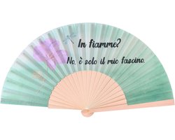 waaier zomer – in vlammen ? Nee, het is alleen mijn charme – origineel cadeau voor heren en dames – zomeraccessoire vakantie zee – houten en stoffen waaiers 42,5 x 23 cm