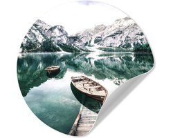 WallCircle® - Behangcirkel 50x50 cm - Muurstickers Bergen - Sneeuw - Winter - Boten - Meer - Natuur - Muurcirkel woonkamer - Wandcirkel slaapkamer - Kamer decoratie zelfklevend - Muurdecoratie accessoires