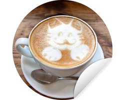 WallCircle - Muurstickers - Behangcirkel - Een kat is als latte art afgebeeld in het schuim van een cappuccino - 50x50 cm - Muurcirkel - Zelfklevend - Ronde Behangsticker