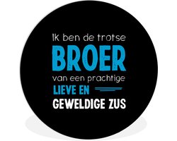 WallCircle - Wandcirkel ⌀ 120 - Ik ben de trotse broer - Broer - Zus - Quotes - Spreuken - Ronde schilderijen woonkamer - Wandbord rond - Muurdecoratie cirkel - Kamer decoratie binnen - Wanddecoratie muurcirkel - Woonaccessoires XXL