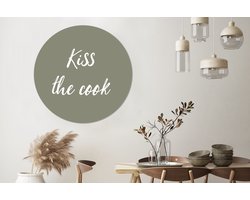 WallCircle - Wandcirkel 120x120 - Quotes - Kiss the cook - Spreuken - Kok - Zoen - Ronde schilderijen woonkamer - Wandbord rond - Muurdecoratie cirkel - Kamer decoratie binnen - Wanddecoratie muurcirkel - Woonaccessoires XXL
